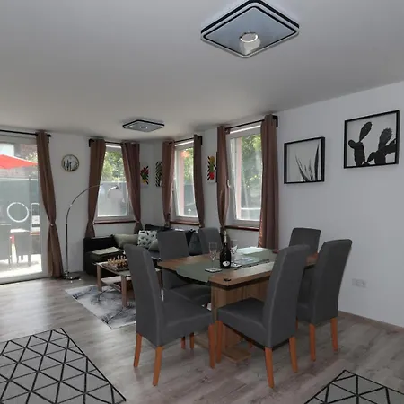 Four Flowers Apartment *