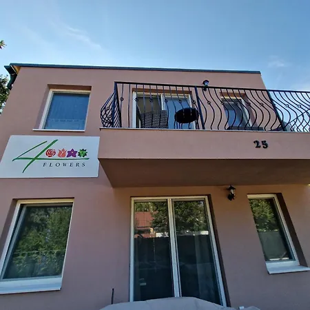 Four Flowers Apartman *