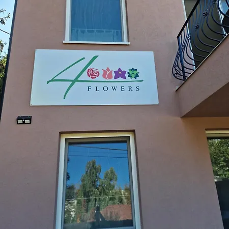 Four Flowers Apartman *